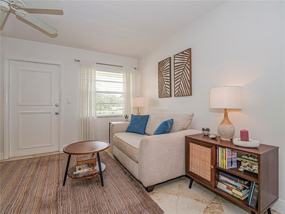 待售: $114,900 (1 贝兹, 1 浴室, 679 平方英尺)