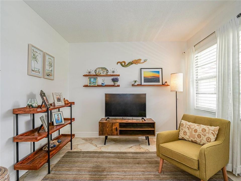 待售: $114,900 (1 贝兹, 1 浴室, 679 平方英尺)