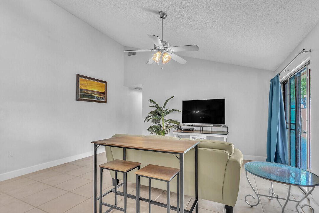 Под контрактом: $395,000 (3 спален, 2 ванн, 1276 Квадратных фут)