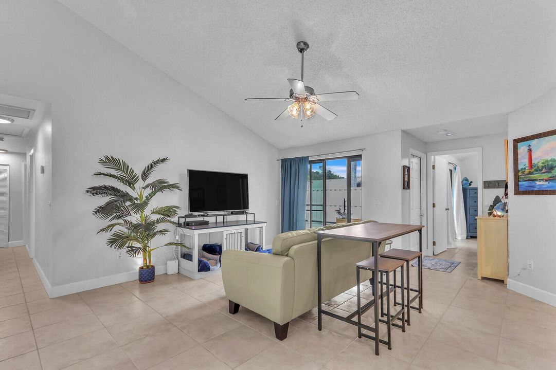 Под контрактом: $395,000 (3 спален, 2 ванн, 1276 Квадратных фут)