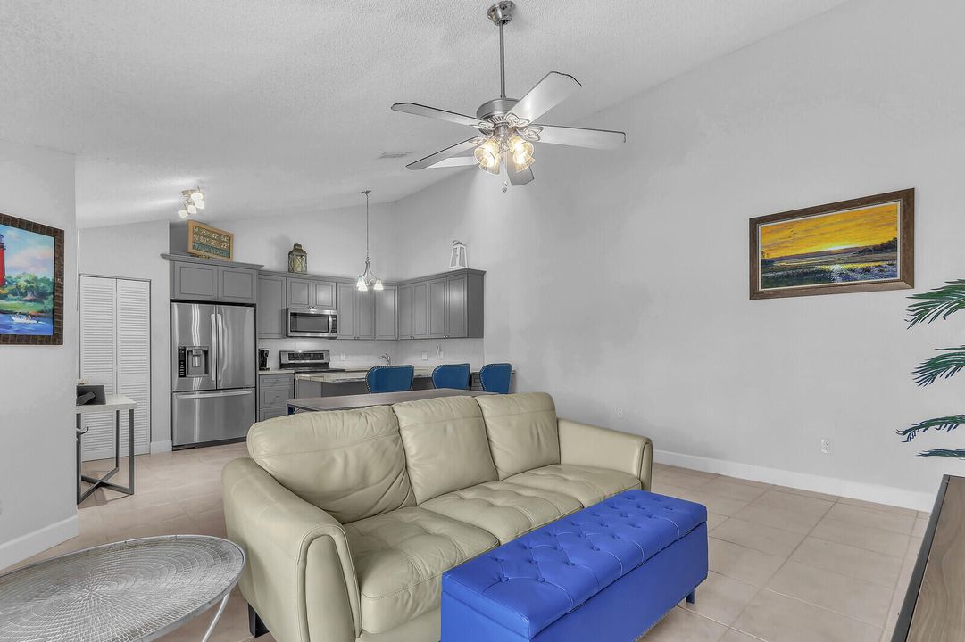 Под контрактом: $395,000 (3 спален, 2 ванн, 1276 Квадратных фут)