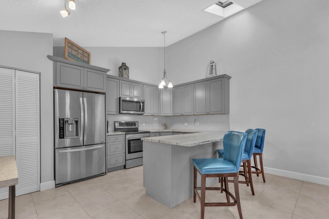 Под контрактом: $395,000 (3 спален, 2 ванн, 1276 Квадратных фут)