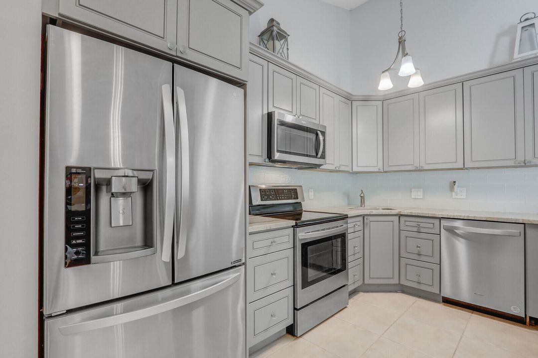 Под контрактом: $395,000 (3 спален, 2 ванн, 1276 Квадратных фут)