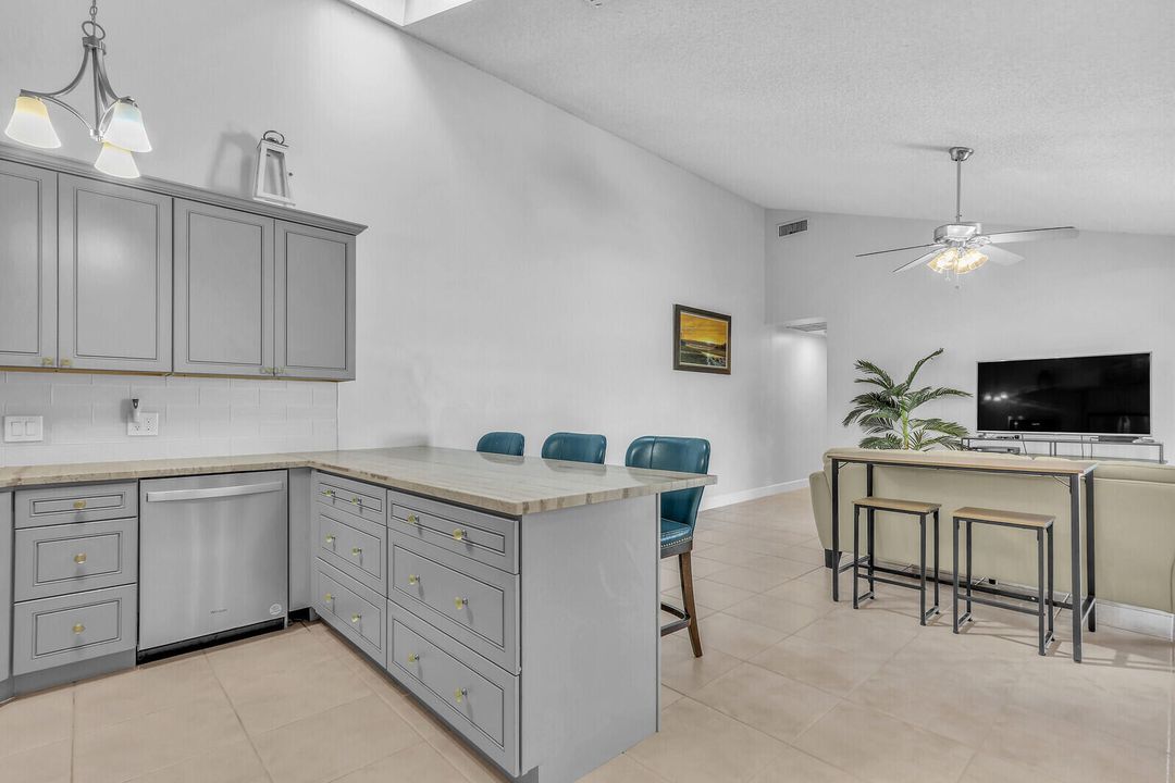 Под контрактом: $395,000 (3 спален, 2 ванн, 1276 Квадратных фут)