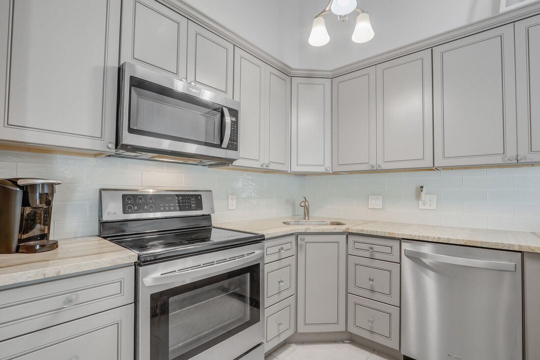 Под контрактом: $395,000 (3 спален, 2 ванн, 1276 Квадратных фут)