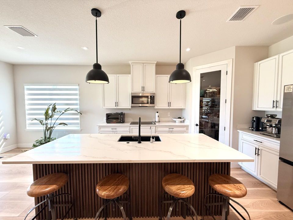 For Rent: $3,200 (3 beds, 2 baths, 2023 Square Feet)