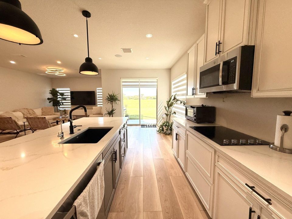 For Rent: $3,200 (3 beds, 2 baths, 2023 Square Feet)