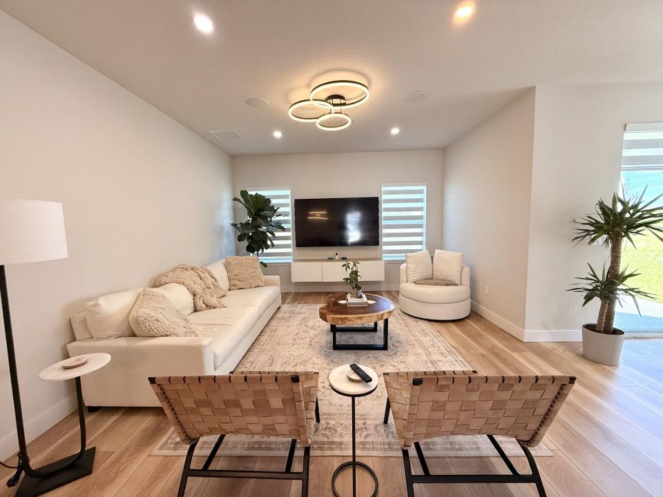 For Rent: $3,200 (3 beds, 2 baths, 2023 Square Feet)