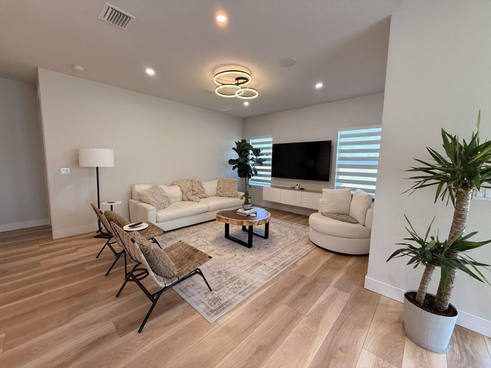 For Rent: $3,200 (3 beds, 2 baths, 2023 Square Feet)