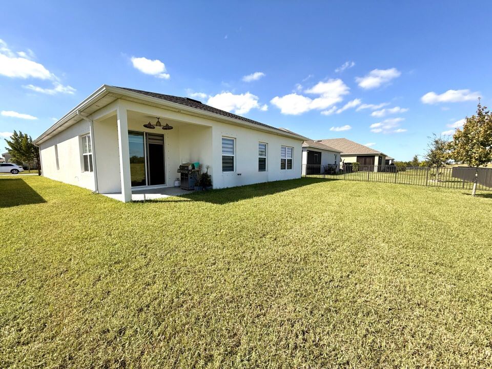 For Rent: $3,200 (3 beds, 2 baths, 2023 Square Feet)