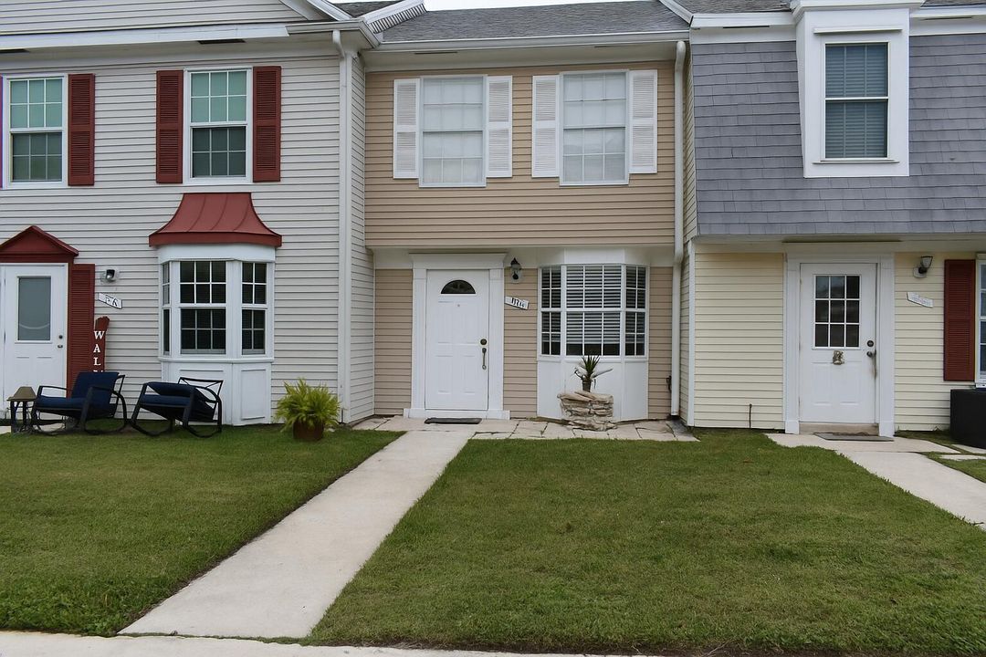 For Rent: $2,300 (2 beds, 2 baths, 876 Square Feet)