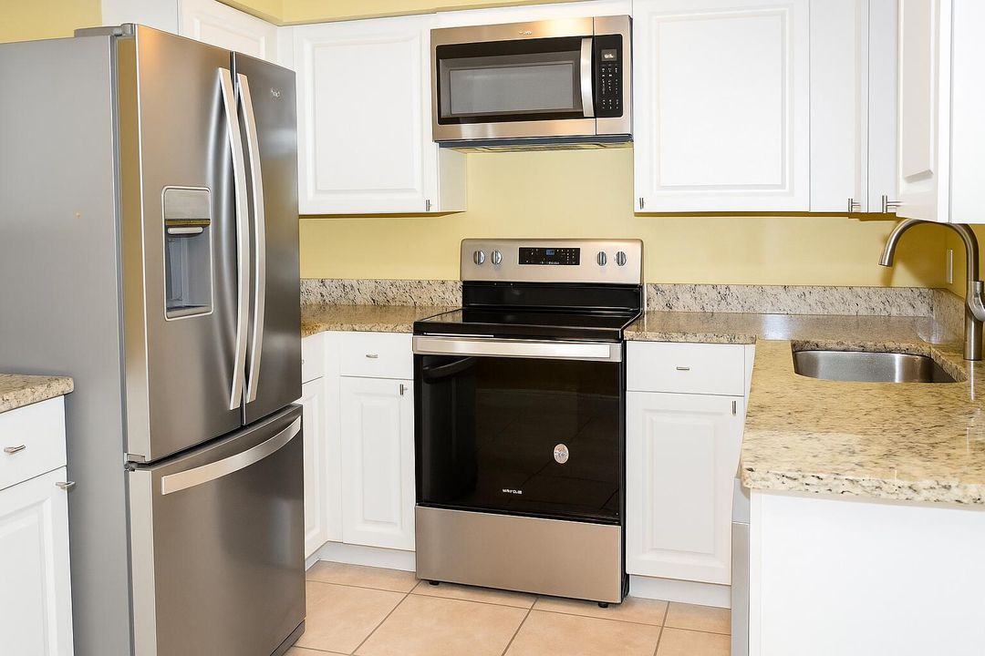 For Rent: $2,300 (2 beds, 2 baths, 876 Square Feet)