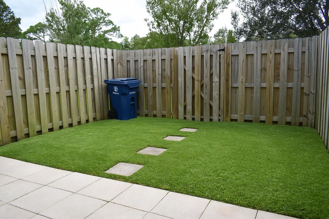 For Rent: $2,300 (2 beds, 2 baths, 876 Square Feet)