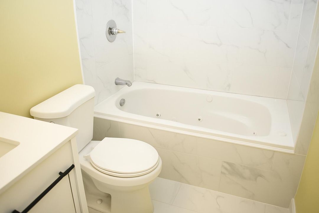 For Rent: $2,300 (2 beds, 2 baths, 876 Square Feet)