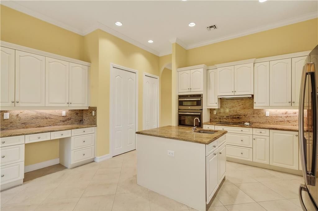 For Sale: $749,000 (3 beds, 3 baths, 2636 Square Feet)