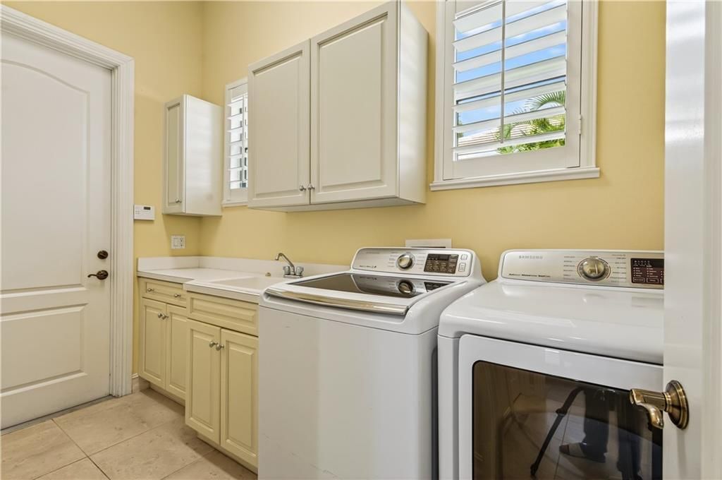 For Sale: $749,000 (3 beds, 3 baths, 2636 Square Feet)