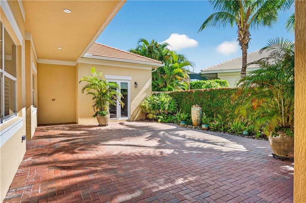 For Sale: $749,000 (3 beds, 3 baths, 2636 Square Feet)