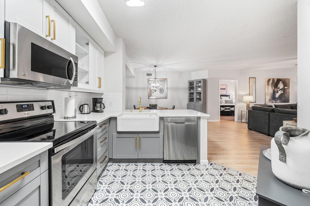 合同活跃: $5,500 (2 贝兹, 2 浴室, 1332 平方英尺)