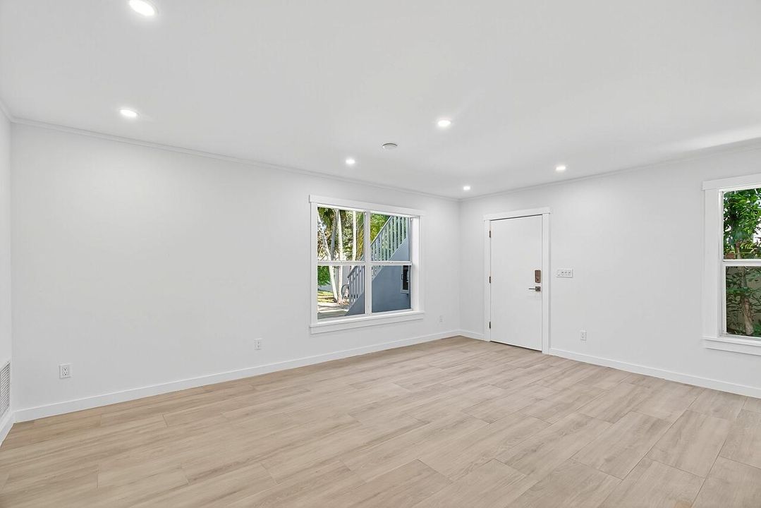 待售: $650,000 (2 贝兹, 2 浴室, 1300 平方英尺)