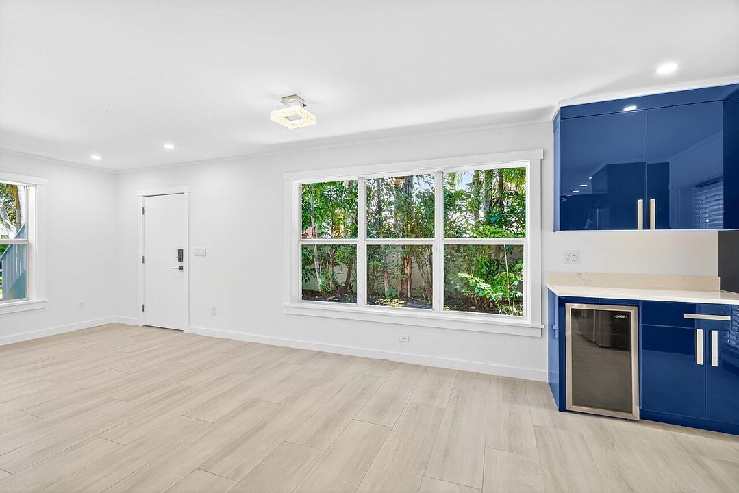 待售: $650,000 (2 贝兹, 2 浴室, 1300 平方英尺)