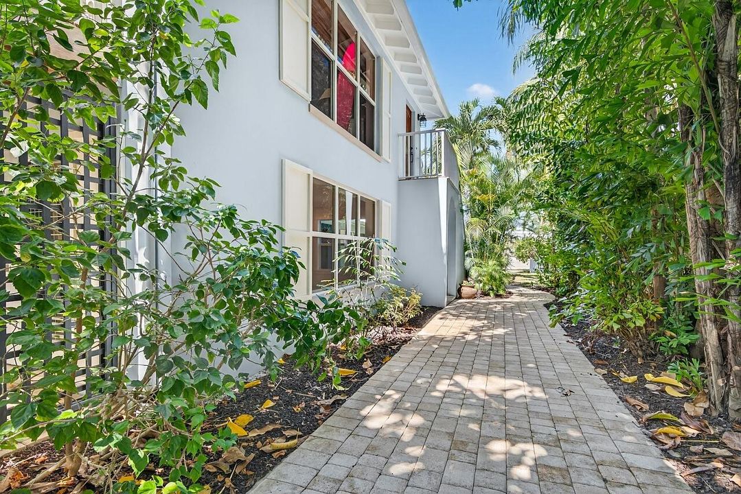 待售: $650,000 (2 贝兹, 2 浴室, 1300 平方英尺)