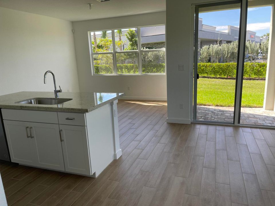 出租: $3,500 (4 贝兹, 3 浴室, 1883 平方英尺)