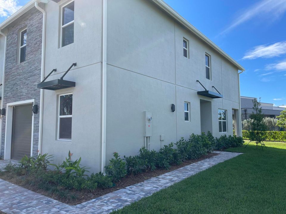 出租: $3,500 (4 贝兹, 3 浴室, 1883 平方英尺)