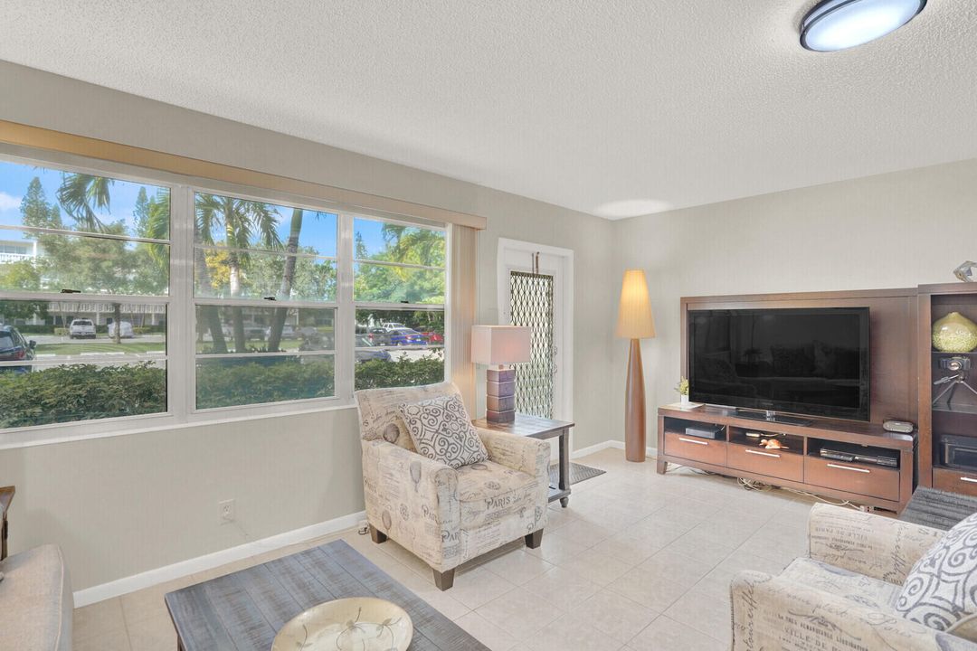 合同活跃: $1,325 (1 贝兹, 1 浴室, 700 平方英尺)