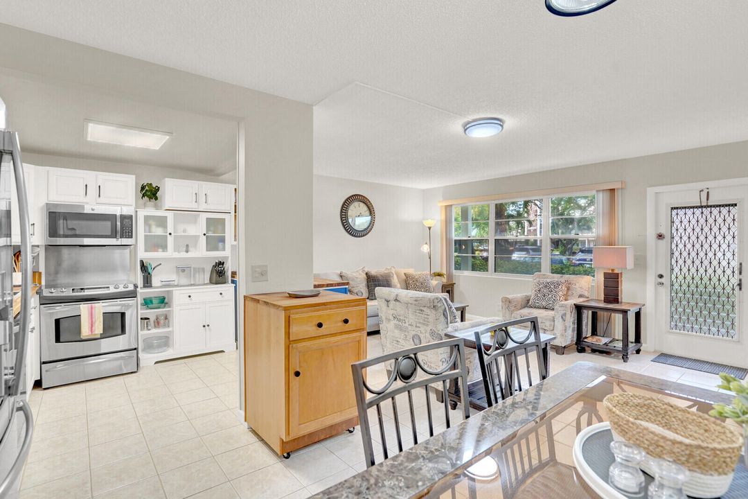 合同活跃: $1,325 (1 贝兹, 1 浴室, 700 平方英尺)