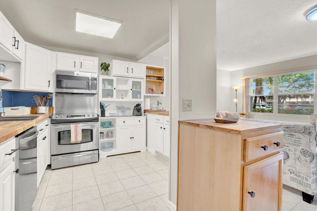 合同活跃: $1,325 (1 贝兹, 1 浴室, 700 平方英尺)