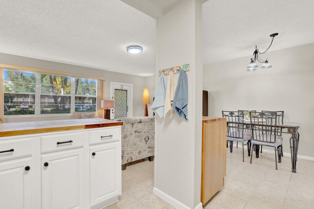 合同活跃: $1,325 (1 贝兹, 1 浴室, 700 平方英尺)