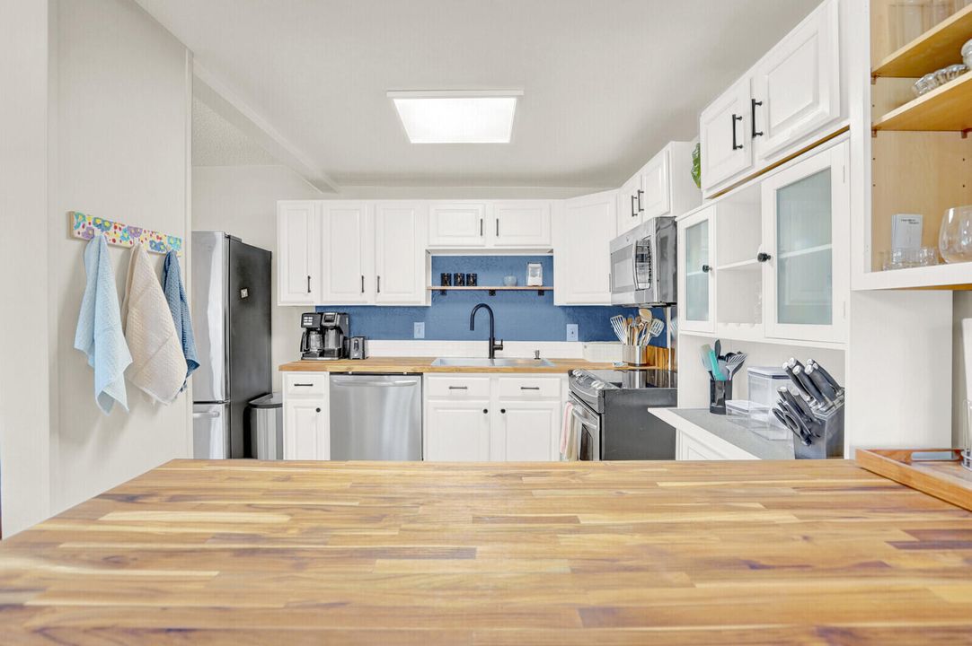 合同活跃: $1,325 (1 贝兹, 1 浴室, 700 平方英尺)