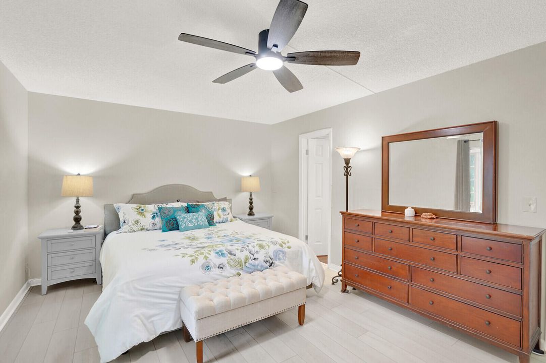 合同活跃: $1,325 (1 贝兹, 1 浴室, 700 平方英尺)