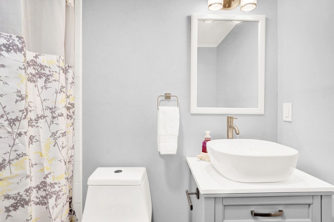 合同活跃: $1,325 (1 贝兹, 1 浴室, 700 平方英尺)