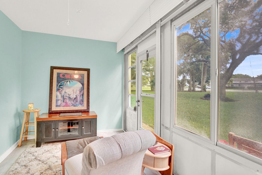 合同活跃: $1,325 (1 贝兹, 1 浴室, 700 平方英尺)