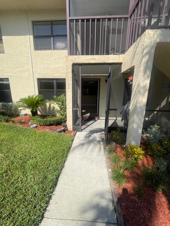 For Rent: $2,200 (2 beds, 2 baths, 735 Square Feet)
