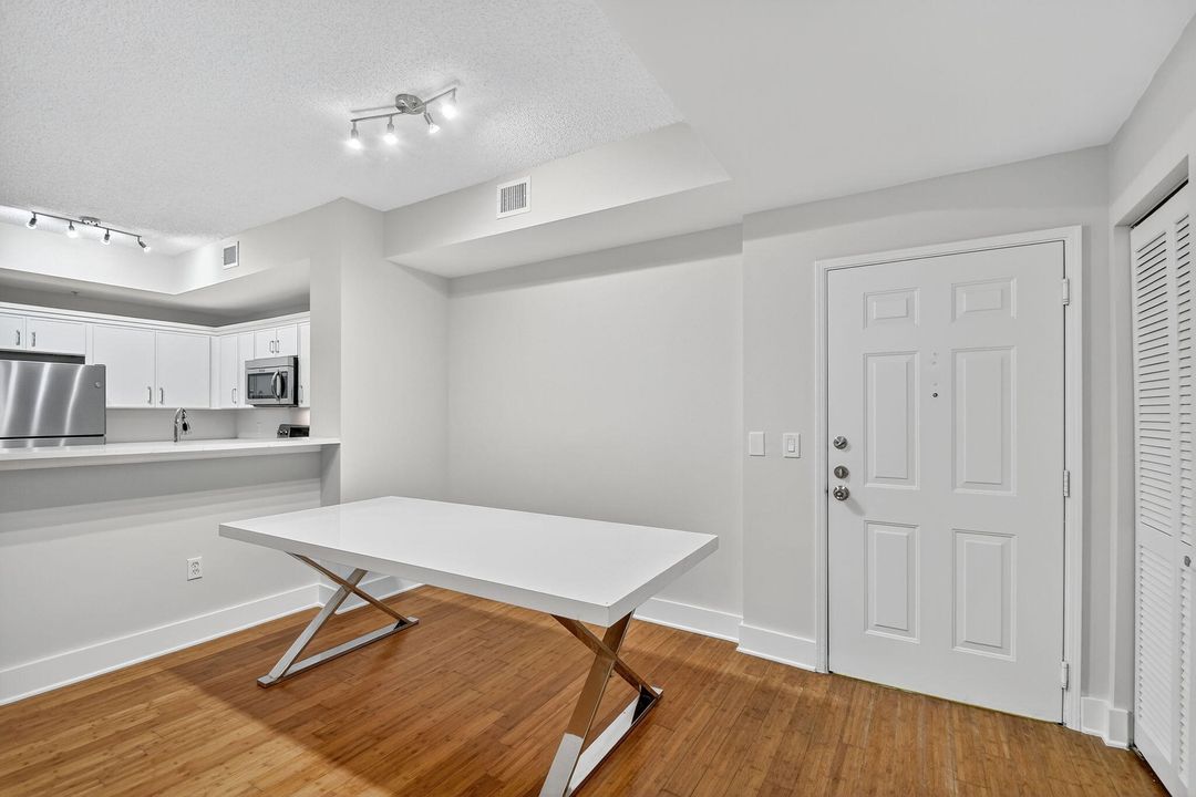 Active With Contract: $3,450 (2 beds, 2 baths, 1120 Square Feet)