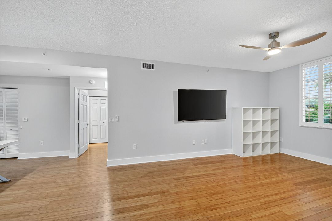 Active With Contract: $3,450 (2 beds, 2 baths, 1120 Square Feet)
