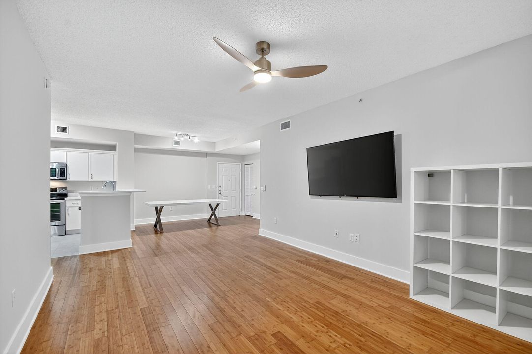 Active With Contract: $3,450 (2 beds, 2 baths, 1120 Square Feet)