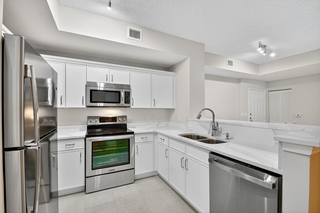 Active With Contract: $3,450 (2 beds, 2 baths, 1120 Square Feet)