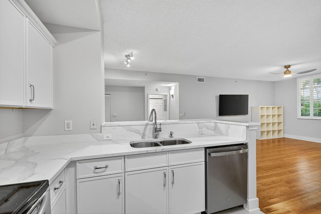 Active With Contract: $3,450 (2 beds, 2 baths, 1120 Square Feet)