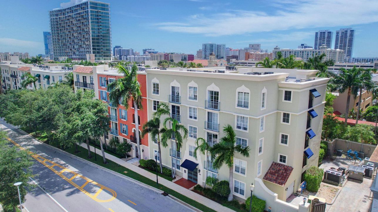 Active With Contract: $3,450 (2 beds, 2 baths, 1120 Square Feet)