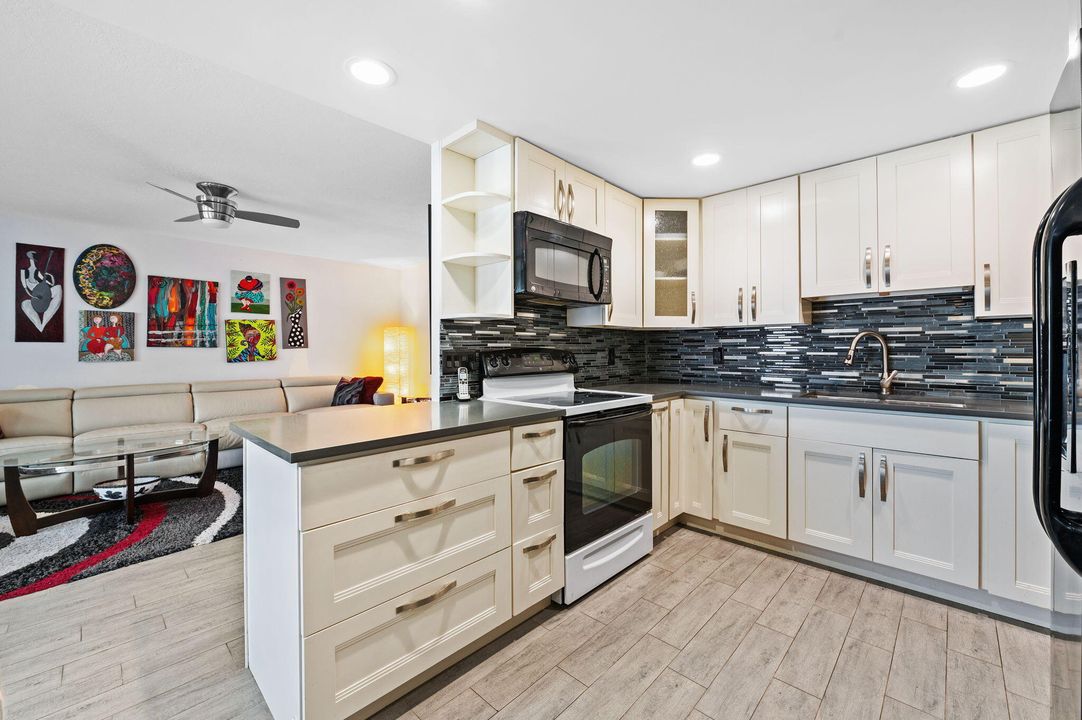 For Sale: $215,000 (2 beds, 2 baths, 1240 Square Feet)