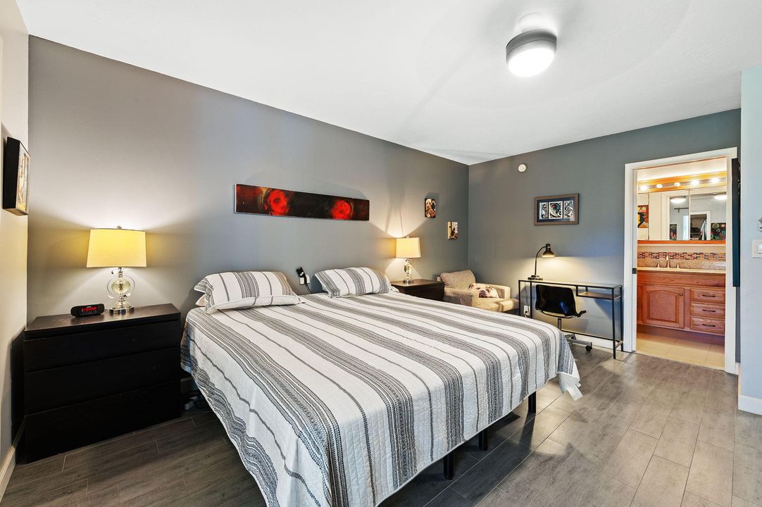 For Sale: $215,000 (2 beds, 2 baths, 1240 Square Feet)