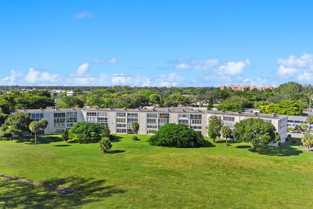 For Sale: $215,000 (2 beds, 2 baths, 1240 Square Feet)