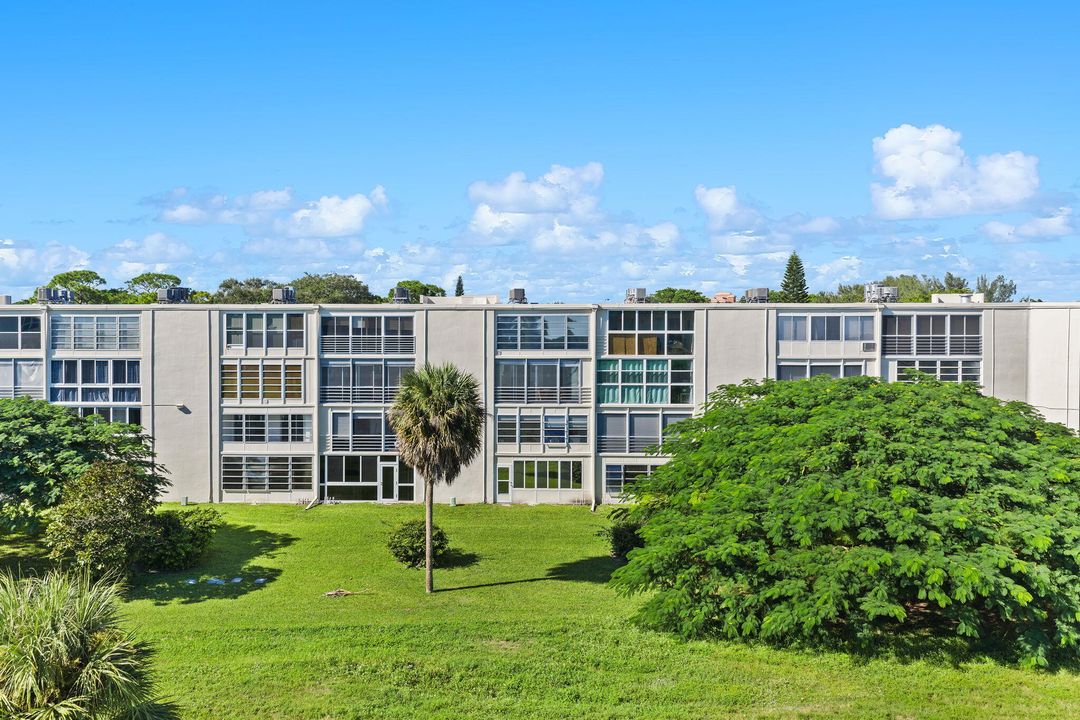 For Sale: $215,000 (2 beds, 2 baths, 1240 Square Feet)