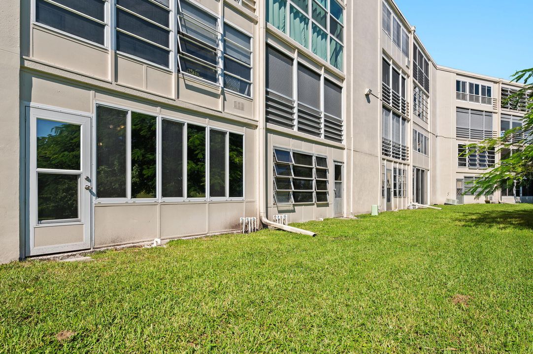 For Sale: $215,000 (2 beds, 2 baths, 1240 Square Feet)