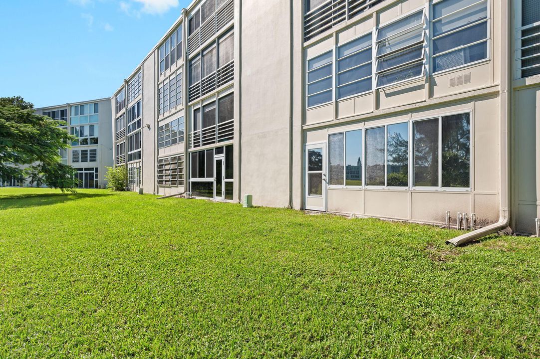 For Sale: $215,000 (2 beds, 2 baths, 1240 Square Feet)