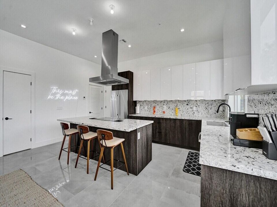 En Venta: $1,399,000 (4 camas, 3 baños, 2405 Pies cuadrados)