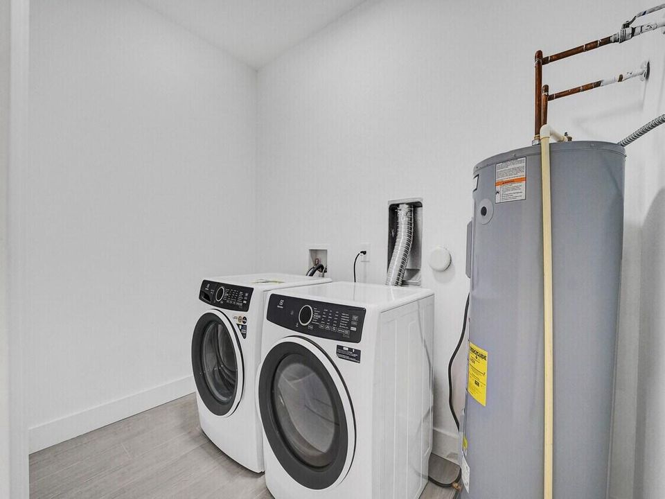 En Venta: $1,399,000 (4 camas, 3 baños, 2405 Pies cuadrados)